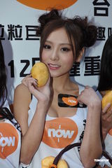 组图：何佩瑜闹市派发芒果否认包养传闻