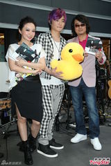 组图：阿沁升格当作家 F.I.R年底出新专辑