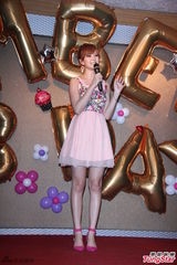 组图：安心亚粉裙亮相歌迷会 台上跳舞性感甜美