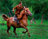 组图：《远去的飞鹰》开播 朱亚文戏里戏外显潮范儿