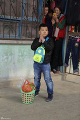 组图：《爸爸去哪儿》难度升级 小朋友独立买菜