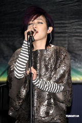 幻灯图：卢广仲坚持短裤造型做标记 范晓萱狂野开唱