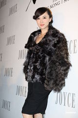 组图：周迅霍思燕出席品牌晚会 毛皮外套驱寒保暖