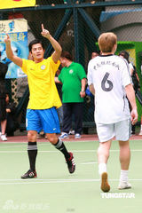 幻灯图：郭富城黄日华陈百祥等举行球赛纪念尹志强