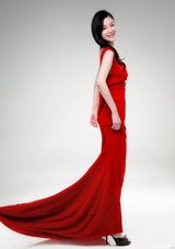 组图：王思懿红裙写真 《辛亥革命》演革命红颜