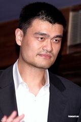 幻灯图：姚明萧亚轩为名品站台 相拥拍照身高悬殊