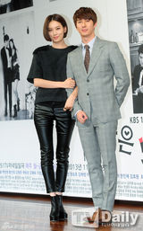 组图：金亨俊携手多顺等宣传《爱情乘歌而来》