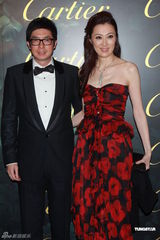 组图：林青霞典雅亮相活动 徐子淇白裙显高贵