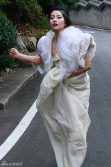 高清图：高圆圆韩国拍摄芭莎写真工作花絮5