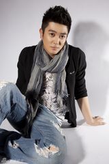 组图：杜江曝光全新写真 展现帅气阳光