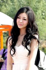 组图：巩新亮公主泡泡裙亮相 不惧高温代言网游 