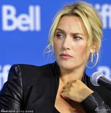 组图：温斯莱特《劳工节》首映被乔什亲吻脸颊