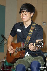 组图：卢广仲不畏台风彩排 郭采洁探班送补品