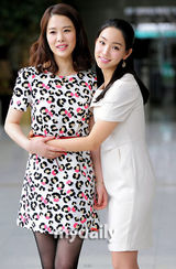 组图：金贤珠宣传《亮晶晶》 有天弟弟全程微笑