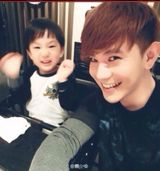 组图：最帅潮爸萌娃走红 潮萌不输林志颖父子