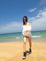 组图：刘芸夏日海滩私服照 简约装展修长美腿