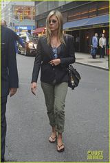 组图：安妮斯顿短裙亮相代言 帅气装扮现身街头