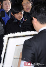 组图：已故崔真实前夫赵成民出殡 子女现身