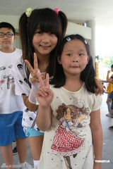 组图：13岁创作歌手许雅涵 任红十字会奖学金大使