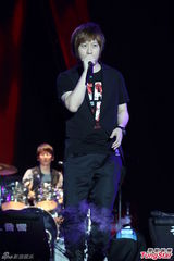 组图：五月天西岸音乐节开唱 女粉丝激动昏倒