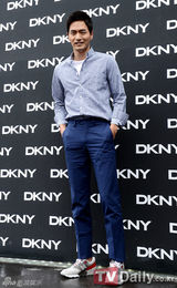 组图：少时Tiffany亮相时装展 宋茜高叉裙性感