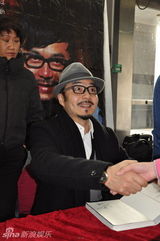 幻灯图集：汪涵首签会排队火爆 数千图书售罄