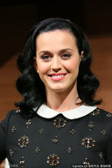 组图： 凯蒂-佩里日本宣传专辑 双手比V卖萌