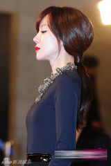 组图：林秀晶烈焰红唇束腰长裙展名媛气质