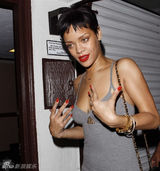 组图：蕾哈娜烈焰红唇现身夜店显激凸