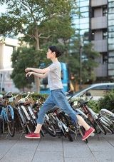 组图：东京浮游少女网络爆红 抛开压力自由跳跃