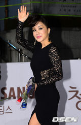 组图：严正花性感长裙秀美腿搭档金允锡亮相