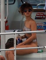 组图：蕾哈娜泳装现身游艇秀火辣身材