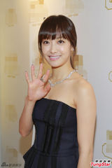 组图：f(x)队长宋茜柔美亮相　抹胸装性感可人