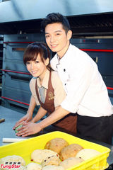 组图：辰亦儒化身面包师 与宅男女神合作