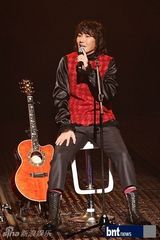 组图：金章勋办个唱舞台绚丽粉丝热情捧场