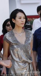 高清组图：章子怡宣传《最爱》 紫色蕾丝装恬静优雅