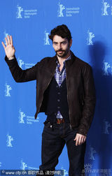 幻灯图集：《与人为善》记者会 两女星勾肩搭背出场