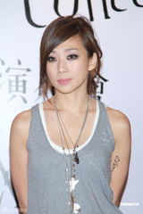 组图：林忆莲红馆个唱落幕 感谢歌迷一路陪伴