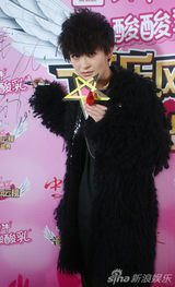 组图：群星闪耀新人盛典红毯 黑白色系成主打