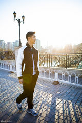 组图：田亮黑白潮装漫步街拍 享静好岁月