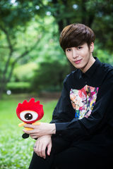 高清组图：独家对话韩国摇滚花美男鲁敏宇