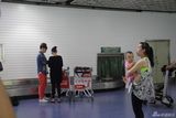 组图：严宽杜若溪现身三亚 机场逗小孩似父母