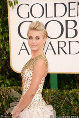 组图：茱丽叶-霍夫镶片礼服亮相淡妆典雅