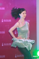 组图：候选港姐才艺表演 梁丽翘胜出旅行大使冠军