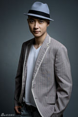 组图：张丹峰时尚写真演绎轻熟男魅力