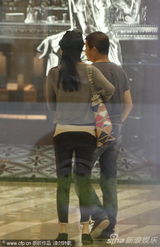 组图：姚晨与未婚夫曹郁逛街秀恩爱 防狗仔有妙招