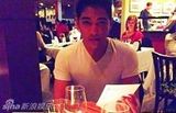 组图：屠洪纲20岁继子近照曝光 时尚帅气显韩范