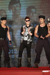 组图：潘玮柏酷装扛枪亮相 对“史泰龙”袭胸