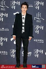 组图：李秉宪韩孝珠等亮相《光海》红毯秀