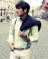 组图：韩星吴志浩瑞士街头拍写真 成熟型男魅力